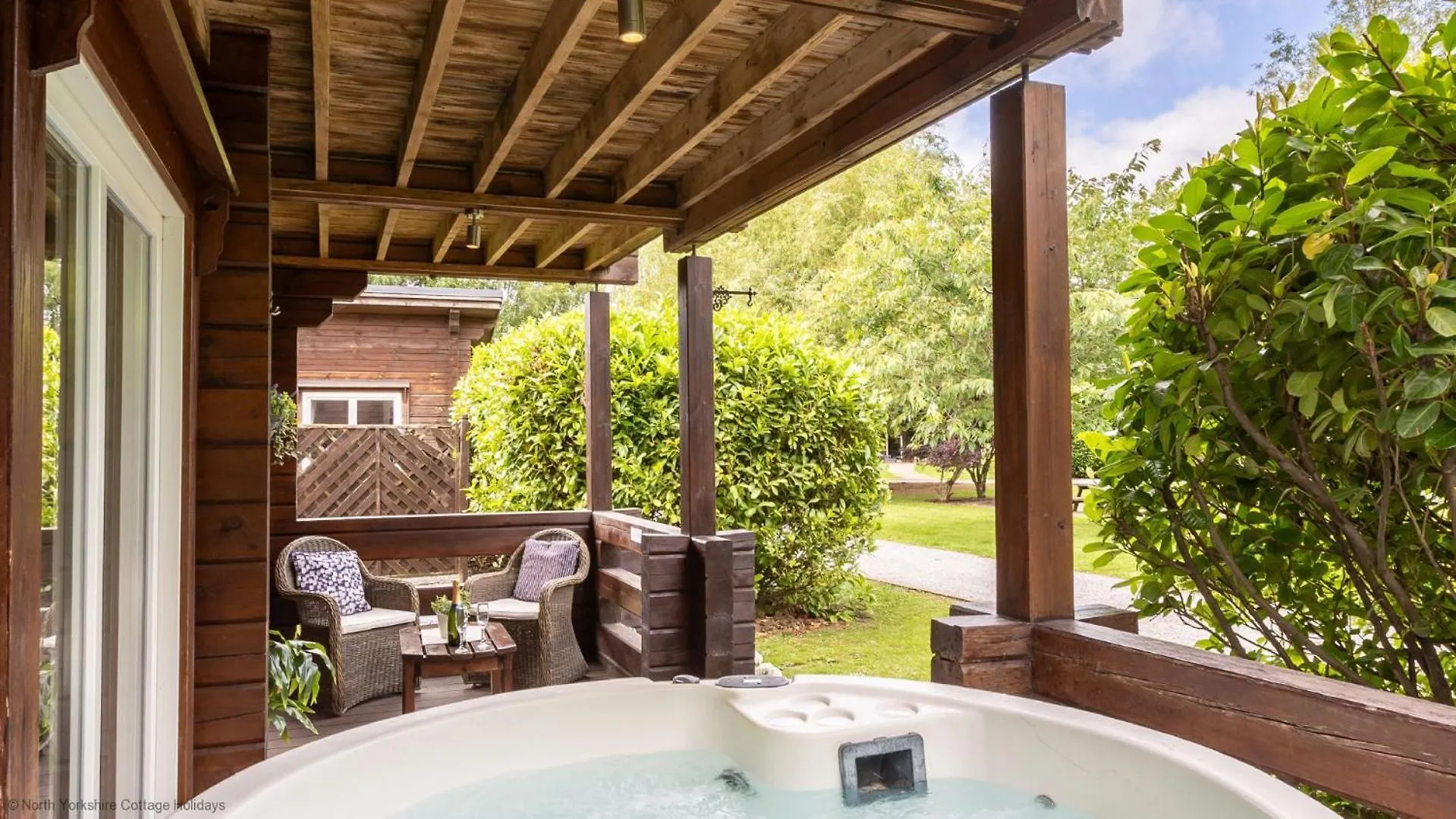 בית נופש ת'ירסק Lake View Lodge With Hot Tub