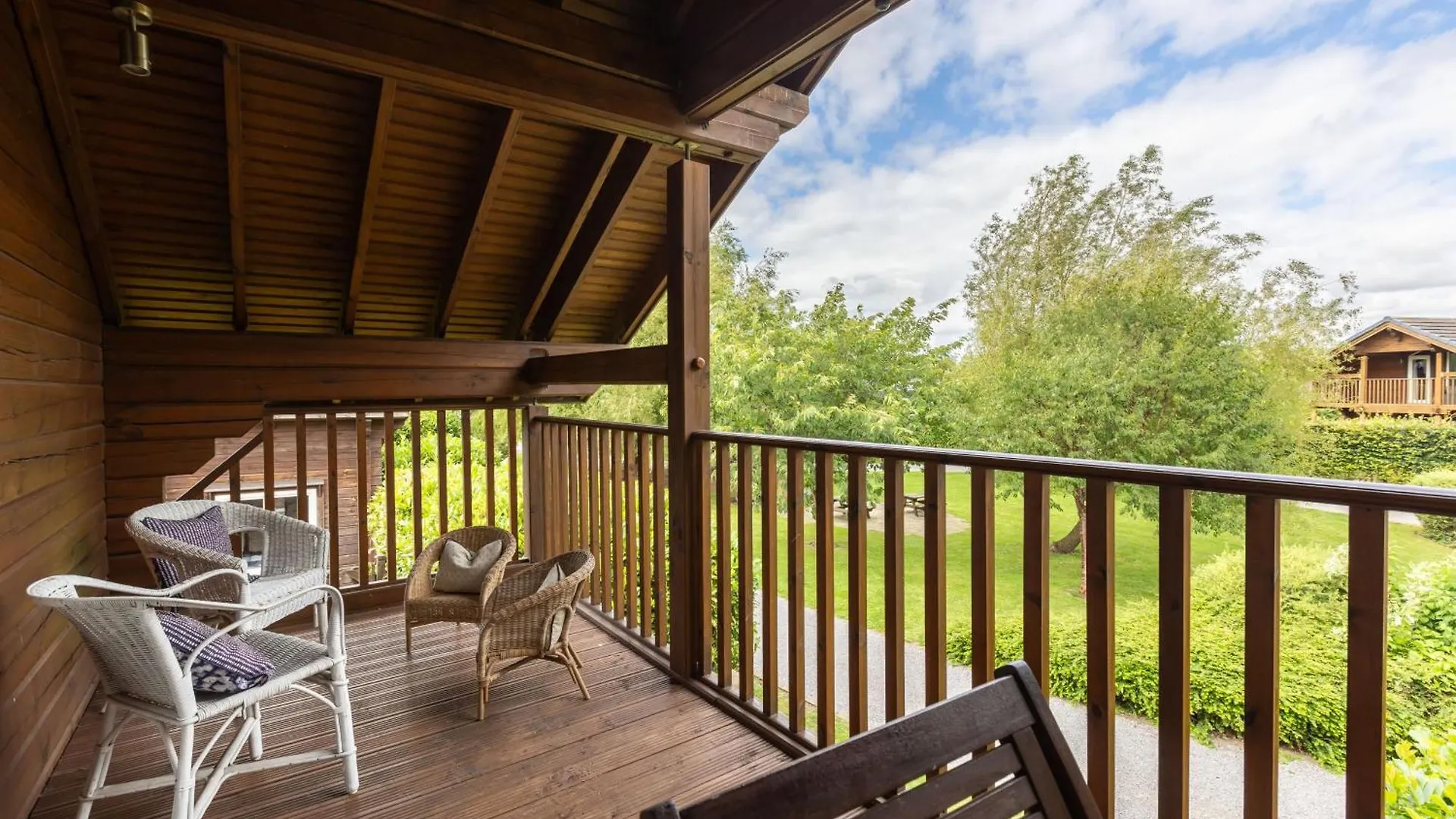 בית נופש ת'ירסק Lake View Lodge With Hot Tub