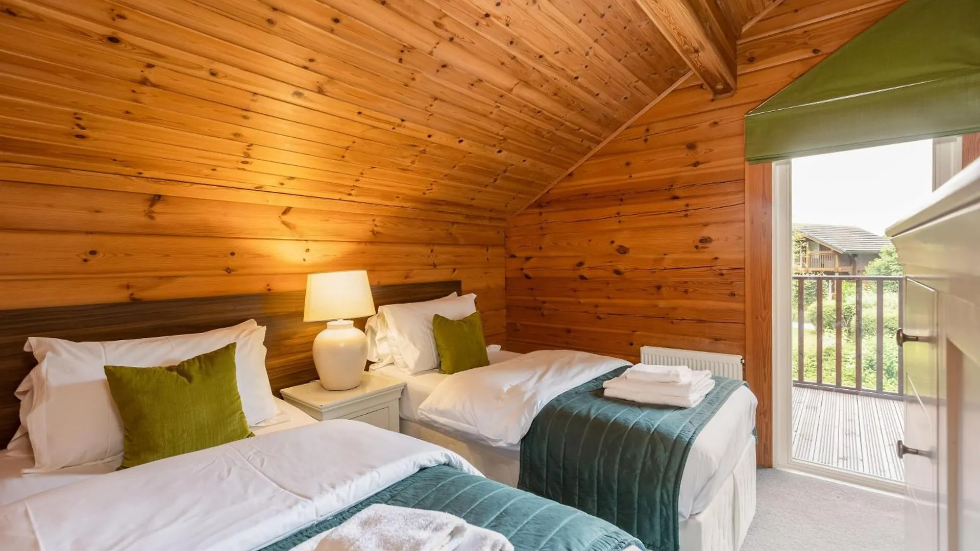 בית נופש ת'ירסק Lake View Lodge With Hot Tub